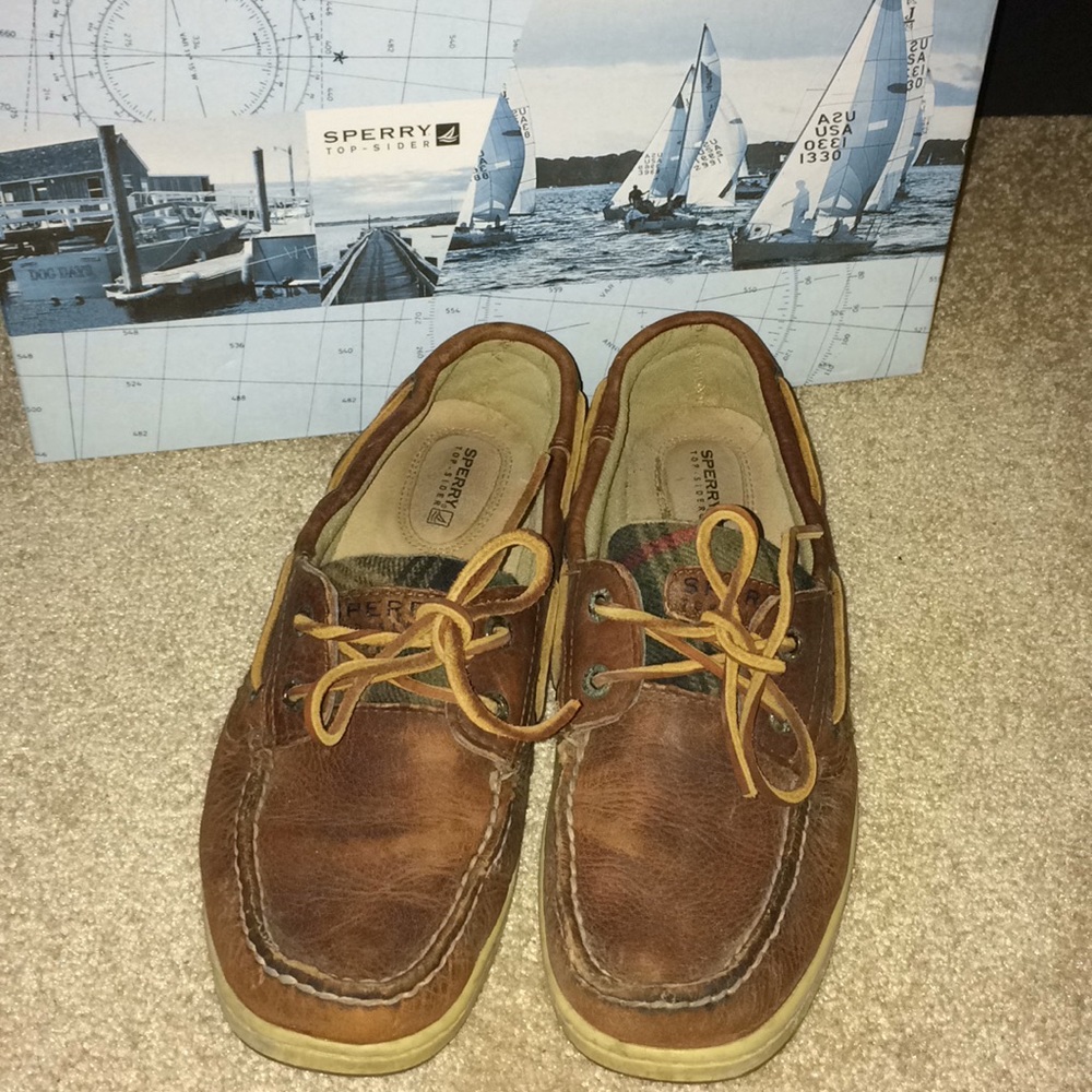 PREOWNED SPERRY DECK SHOES